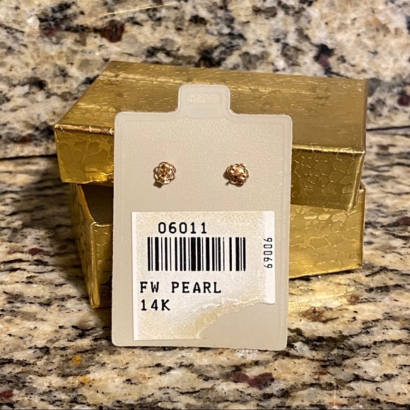 🎁14k Gold 6mm White Button Freshwater Pearl Studs - Picture 6 of 6